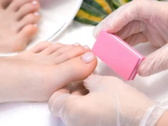 Ten pedicure skutecznie ukryje odrost. Idealny na wakacje i dla zabieganych