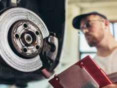 Auto ściąga przy hamowaniu. To niekoniecznie muszą być hamulce