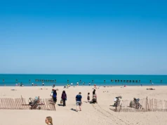 Chicago otwiera plaże na weekend Memorial Day. Służby ostrzegają przed niebezpiecznymi prądami i wysokimi falami