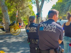 Zamiast zawieźć do żłobka, ojciec zostawił 2-latkę w nagrzanym samochodzie. "Nie żyje"