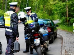 Ruszył na czerwonym tuż przed policyjnymi motocyklami. Był nietrzeźwy i bardzo się spieszył