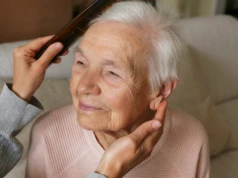 Ponury raport NIK o alzheimerze. Chorzy zdani głównie na żony i córki