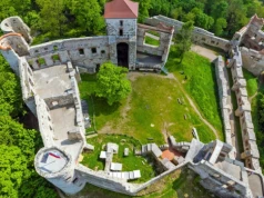 Jeden z najpiękniejszych zamków w niepozornej wiosce. Tak wygląda