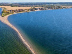 Półwysep kaszubskiego wybrzeża Bałtyku. Znajduje się 20 minut od Gdyni