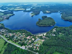 Wcale nie na Mazurach. Jezioro z trzema wyspami i krystalicznie czystą wodą