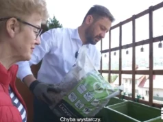 Miszalski ratuje się przed referendum. By ocieplić wizerunek poszedł... sadzić kwiaty emerytce