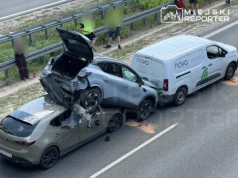 Zderzenie 4 aut na autostradzie A2. Jedno auto znalazło się pod drugim