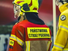 Pożar na poligonie. Strażacy walczą z żywiołem