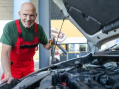 „Moto Doktor” i podobne: co zagęszczacz oleju robi w silniku?