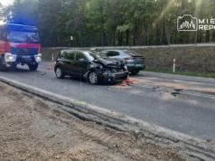 Autobusem zjechał na przeciwny pas powodując zderzenie aut. Jedna osoba w szpitalu