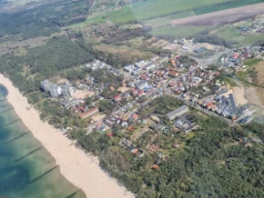 Turyści omijają nadmorski kurort w Polsce, a szkoda. Szeroka plaża i sosnowe lasy robią swoje