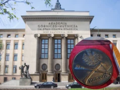 Niezwykłe znalezisko przy śmietniku w Krakowie. Medal Rektora AGH ocalony przed zapomnieniem
