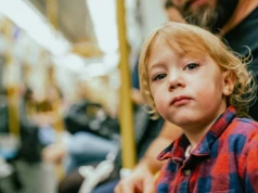 Czy 7-latek może już jeździć sam? Przepisy i regulaminy przewoźników mogą zaskoczyć rodziców