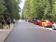 Ukraiński influencer wjechał sportowym autem nad Morskie Oko. Dostał 100 zł mandatu