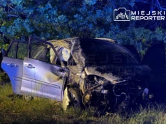 Citroën przebił betonowe zapory na końcu trasy S17 i dachował. Kolejny taki przypadek
