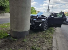 Lublin: groźny wypadek na al. Witosa. Samochód osobowy uderzył w filar wiaduktu