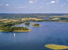 Uciekniesz tam przed hałasem i tłumami. Oaza spokoju z jeziorem w pakiecie