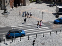Kierowca może ruszyć, gdy pieszy nadal jest na przejściu? Mandat może wynieść 3 tys. zł