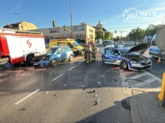 Wypadek z radiowozu na Pradze-Północ. Rozbity pojazd drogówki