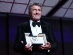 Paweł Pawlikowski ze statuetką w Cannes! Polak nagrodzony za reżyserię "Ojczyzny"