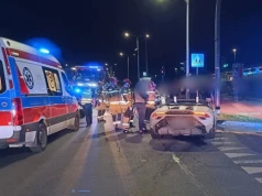 Nocny wypadek na Kurdwanowie. Lamborghini uderzyło w słup