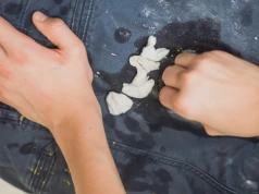 Jak usunąć ciastolinę z ubrań? Przez popularny błąd ta "wżera się" w tkaninę mocnej