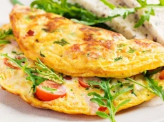 Pomysł na wyjątkowe śniadanie. Puszysty omlet z pieca z twarogiem i warzywami