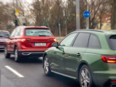 Nie tylko policjant. Te służby także mogą teraz wydawać polecenia kierowcom