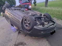 Dachowanie samochodu na drodze wojewódzkiej w Bininie