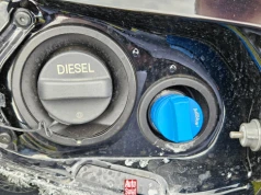 Co się stanie, jeśli wylejesz AdBlue na lakier samochodu? Tak unikniesz wizyty u lakiernika