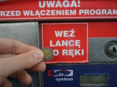 Zatroskana sąsiadka i wiadro wody. Co grozi za mycie auta poza myjnią