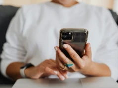 Myślisz, że to tylko chwila na telefonie. Dla dziecka to sygnał, że nie jest ważne