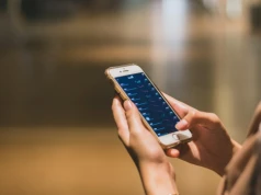 Prezes UODO zgłosił swoje uwagi do projektu ws. zakazu używania telefonów w szkołach. Zwraca uwagę na ryzyka związane z publikowaniem zdjęć i nagrań uczniów oraz technologię deepfake