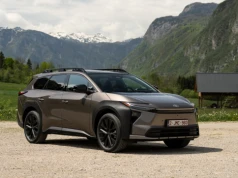 Toyota pokazuje bZ4X Touring. Najmocniejszy elektryk w gamie, 4,5 sekundy do setki i bagażnik jak w kombi