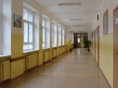 Nauczycielka miała uderzyć 8-latka i ciągnąć go po korytarzu. Rodzice oglądali monitoring z psychologiem