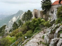 Wygląda jak kadr z filmu fantasy, a leży bliżej. Ten skalny świat to gotowy pomysł na krótki wyjazd