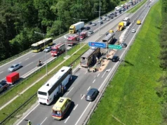 Zderzenie dwóch autokarów z dziećmi na A4. Utrudnienia w kierunku Katowic