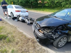 Motocyklista zderzył się z dwoma samochodami na ul. Jana Pawła II. Duże utrudnienia w ruchu