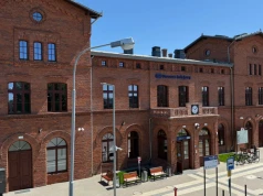 Ten polski dworzec przeszedł genialną przemianę. W środku butik, przychodnia i... kręgielnia
