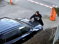 Popisał maskę samochodu. POlicja szuka mężczyzny, którego nagrała kamera