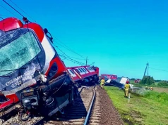 Ciężarówka zderzyła się z pociągiem! Jedna osoba nie żyje. Skład się wykoleił, doszło też do pożaru
