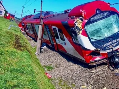 Garbatka. Ciężarówką w pociąg. Zginął kierowca, poszkodowani pasażerowie