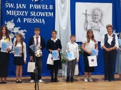Mokobody uczciły pamięć Jana Pawła II. Były wzruszające recytacje, pieśni i papieskie kremówki