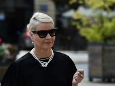 Zapozowała na sofie niczym bogini. Jej spódnica będzie hitem lata