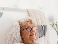 Seniorzy często budzą się w nocy. Te błędy w sypialni mogą pogarszać sen