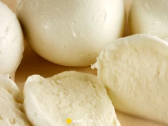 Jak rozpoznać prawdziwą, włoską mozzarellę? Zwróć uwagę na ten szczegół
