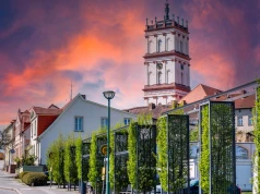 Coraz więcej turystów omija stolice dla tego miasta. Powód widać już z góry