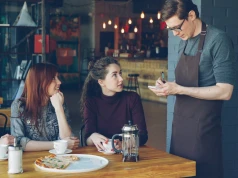 Opłaty za płatności kartą wracają. Niektóre restauracje i bary już ją doliczają