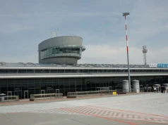 Pasażerowie czekają na bagaże nawet półtorej godziny. Łódzkie lotnisko pod presją sezonu