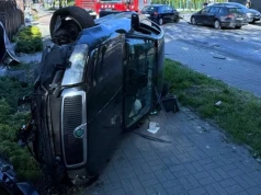 Groźna kolizja w Katowicach. Skoda wylądowała na boku i zatrzymała się na chodniku